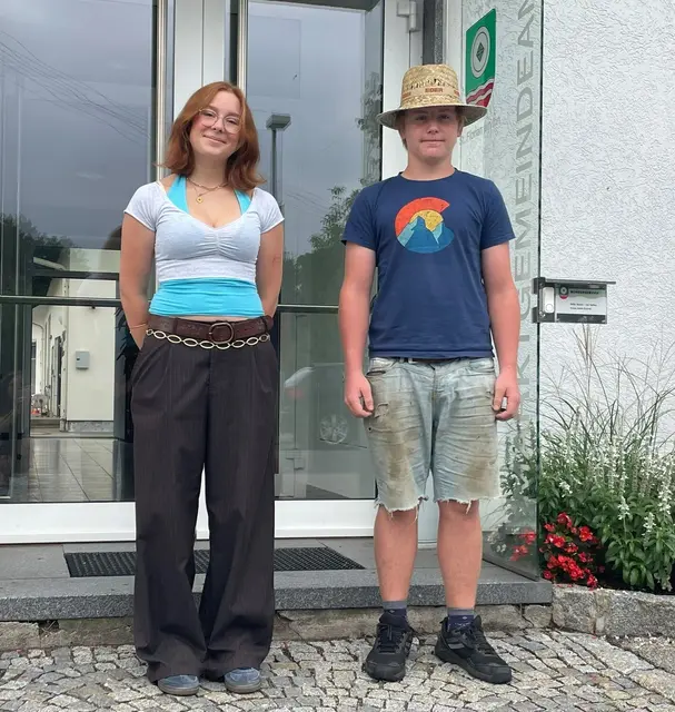 Annika Kaufmann und Anton Moritz – zwei von insgesamt vier Ferialpraktikanten – zeigten sich von der Gemeindearbeit angetan. | Foto: Gemeinde St. Florian/I.
