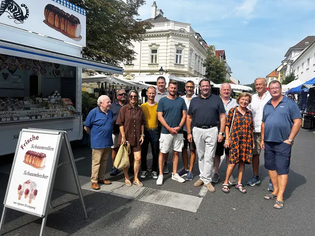 Gemeinderat Horst Kies, Roman Schiener (Leiter der Sicherheitsabteilung der Marktgemeinde Maria Enzersdorf), Gemeinderätin Lydia Bayer, Gemeinderat Michael Moser, Roman Dolezal (Mitarbeiter der Sicherheitsabteilung der Marktgemeinde Maria Enzersdorf), der Leiter der Liegenschaftsverwaltung der Gemeinde und Gemeinderat Jürgen Tiefnig, Gemeinderat Andreas Dechant , Gemeinderat Markus Waldner, Gemeinderat Peter Schinner, Gemeinderätin Eva Morawetz mit Ehemann Rainer sowie Gemeinderat Michael Capek (v.l.). | Foto: Marktgemeinde Maria Enzersdorf