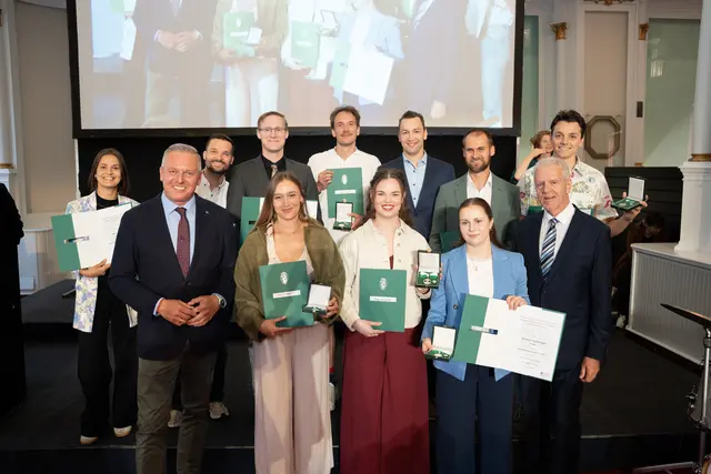 Die Ultimate Frisbee-Sportlerinnen und Sportler des GTV mit Landeshauptmann Mario Kunasek und ASKÖ Steiermark Präsident Gerhard Widmann bei der Sportlerehrung der Steirischen Landesregierung im Mai 2026.  | Foto: Land Steiermark / Binder