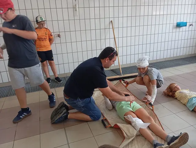 Auch das Thema Erste Hilfe stand ganz oben: Mit großem Engagement und viel Interesse lernten die Kinder die wichtigsten Schritte der Hilfeleistung.
 | Foto: Freiwillige Feuerwehr Neutillmitsch
