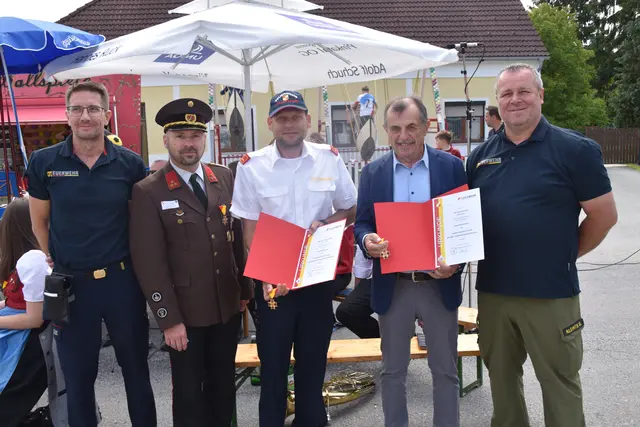 Beim Frühschoppen gab es auch eine Feuerwehrehrung: Feuerwehrkommandant Dietmar Kristaloczi, Abschnittskommandant Oliver Class, Kommandant-Stellvertreter Dieter Klepits, Julius Horvath und Bürgermeister Gerhard Klepits | Foto: MeinBezirk/Michael Strini