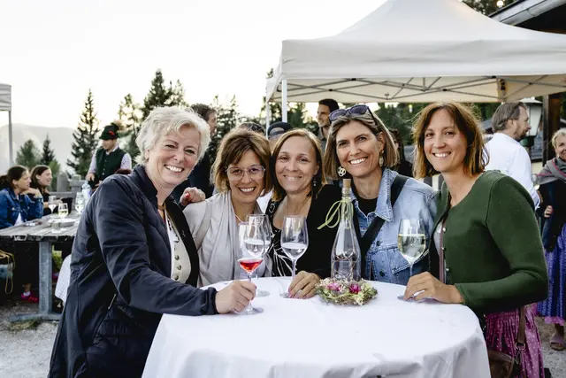 „Wein &amp; Berg" auf der Katrin: ein wunderbarer Abend mit fünf österreichischen Winzern, Live-Musik und dem Dachsteingletscher im Abendrot.  | Foto: Bettina Gangl