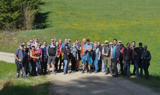 Bei strahlendem Frühlingswetter trafen sich am 26. April mehr als 100 motivierte Teilnehmer in Waldhausen zum gemeinsamen Start der OÖ Bewegungs-Challenge. Eine Veranstaltung der Gesunden Gemeinde Waldhausen.  | Foto: Gesunde Gemeinde Waldhausen