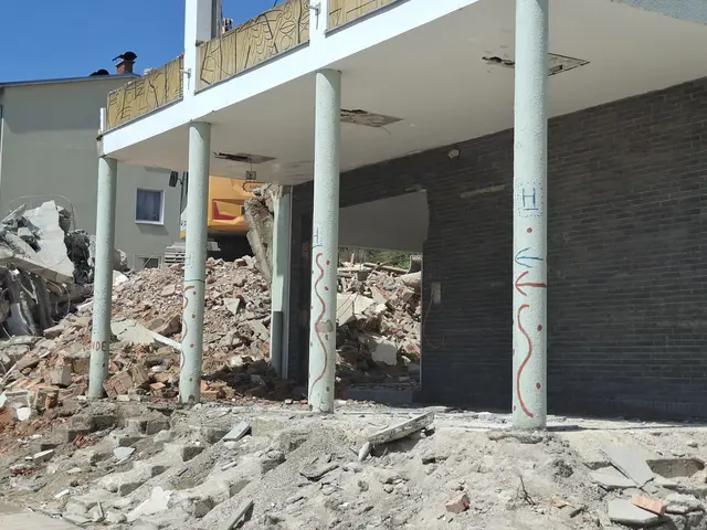 Nach knapp 60 Jahren hat das Gemeindehaus in Pabneukirchen mit Gemeindeamt, Polizeistation, Wohnungen, Heimatstube, Büro für Wassergenossenschaft und mit einem Frisiersalon (ehemals Postamt) ausgedient.   | Foto: Zinterhof