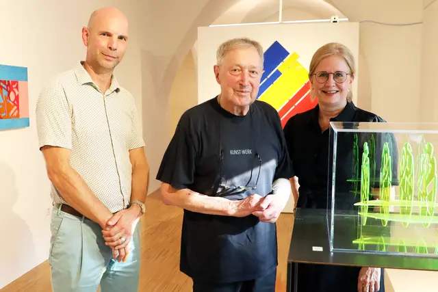 Kulturamtsleiter Gregor Kremser, Künstler Josef Friedrich Sochurek und Kulturgemeinderätin Elisabeth Kreuzhuber bei der Ausstellungseröffnung „INTERMEZZO – J. F. Sochurek“ in der galeriekrems. | Foto: Stadt Krems