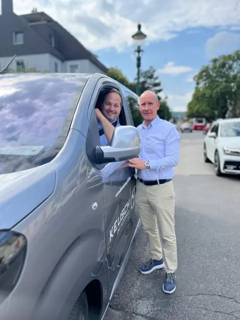 Bezirkschef Daniel Resch (im Auto) und ÖVP-Klubobmann Michael Schödl freuen sich über das erneute Angebot.  | Foto: ÖVP Döbling