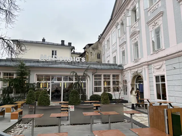 Ende August verwandelt sich die McDonald‘s-Filiale in der Stadt in einen Club.  | Foto: MeinBezirk/Lea Kainz