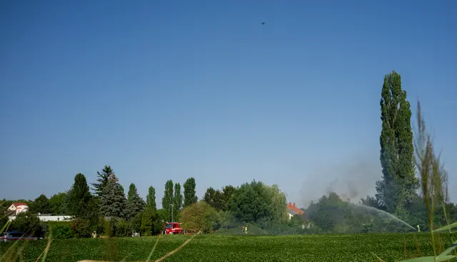 Blick auf die Löscharbeiten. Eine Feuerwehr-Drohne stand ebenfalls im Einsatz. | Foto: Santrucek