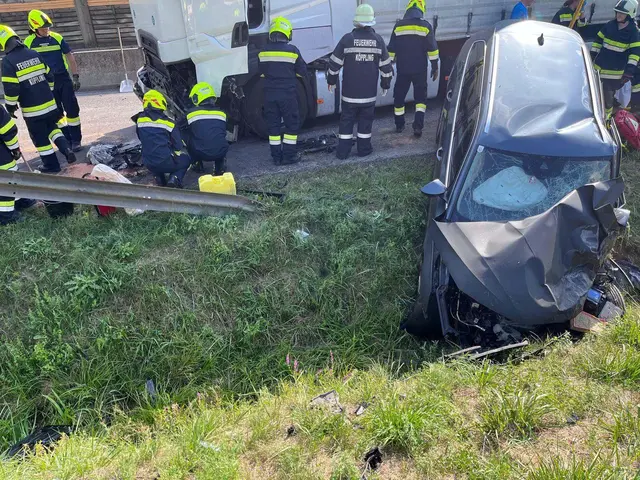 Rettungskräfte und Feuerwehren sowie die Polizei Söding waren im Einsatz, der 22-jährige Pkw-Lenker wurde schwer verletzt. | Foto: FF Köppling