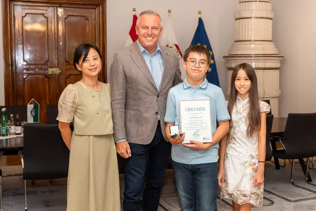 Landeshauptmann Mario Kunasek (2.v.l.) empfing den jungen Pianisten Lukas Maierhofer (3.v.l.) in Begleitung seiner Familie in der Grazer Burg.  | Foto: Land Steiermark/Binder;