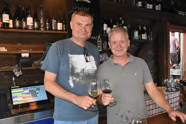 Die Winzer Reinhold Krutzler und Thomas Kopfensteiner stießen auf einen gelungenen Event in der Weinbar an. | Foto: MeinBezirk/Michael Strini