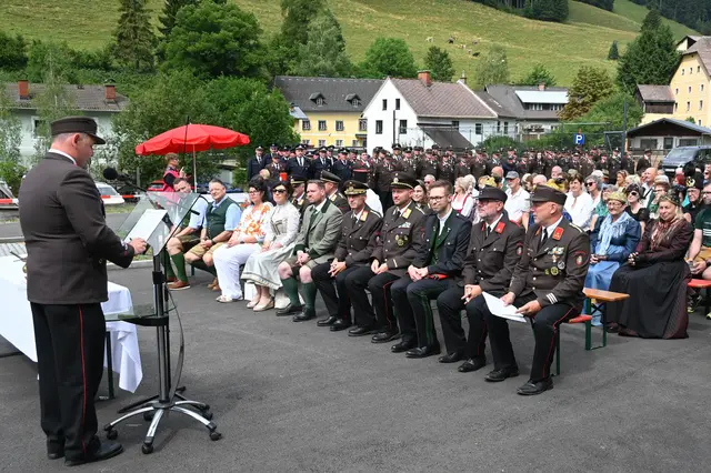 Zahlreiche Ehrengäste, Feuerwehr-Abordnungen und Besucherinnen und Besucher fanden sich zur Rüsthaus-Eröffnung ein. | Foto: BFV Leoben