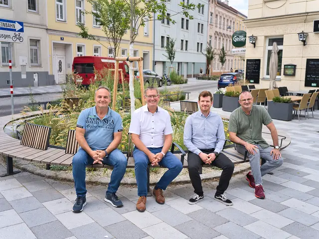 Am Bild v.l.n.r.: Helmut Prankl, Geschäftsführer HEPR Consult GmbH, Bezirksvorsteher Georg Papai (SPÖ) und Mitarbeiter der Magistratsabteilung 28. | Foto: BV21
