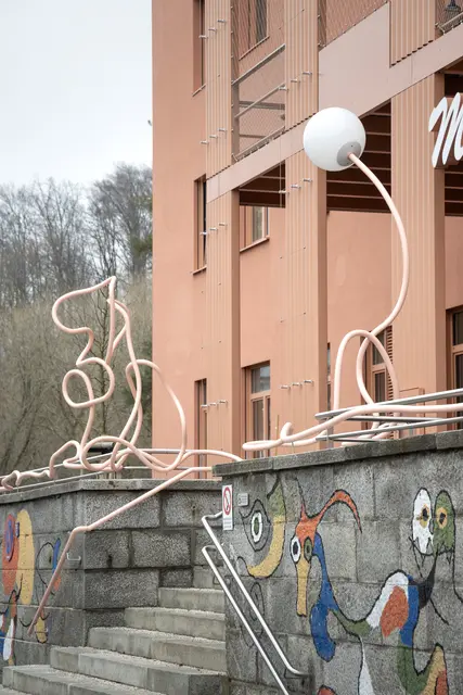 Das Kunstprojekt „Nanu“ prägt den Eingangsbereich der Mira Lobe Schule und des Horts in Dornach-Auhof und greift die Themen Mut und Neugier auf. | Foto: Gregor Graf