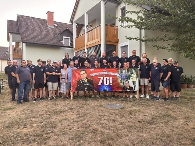 Ehren-Abschnittsbrandinspektor Alois Gleichweit wurde 70 Jahre alt. Bereits am Vorabend rückten die Feuerwehrmitglieder aus, um dem Kameraden zu gratulieren. | Foto: FF Grafendorf
