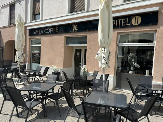 Leere Tische bei Jamila Coffee in Judenburg.