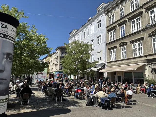 Vor allem in der heißen Zeit ist der Yppenplatz stark besucht. Hier kommt es laut der Bezirksvorstehung auch zu mehr Kontrollen. Bislang wurden 92 Waffen sichergestellt.  | Foto: Ipirotis/MeinBezirk