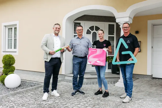v.l.n.r.: Stadtrat Sebastian Wolfram, Hermann Mayer, Sara Egger (Magenta), Gerhard Huber (Alpen Glasfaser) | Foto: Alpen Glasfaser/Markus Hanetseder