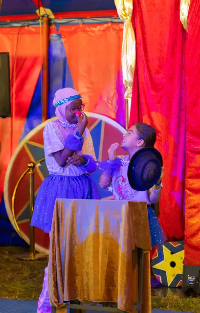 Gemeinsam auf der Bühne: Beim Rote Nasen Sommercircus entwickeln die Teilnehmerinnen kleine Szenen und Kunststücke, die ihrer Fantasie entspringen. | Foto: K.Rupp/Rote Nasen