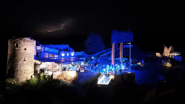 Am 29. August wird die Burgruine am Griffner Schlossberg wieder zum einzigartigen Open-Air-Dancefloor: der Electric Dance Circle Griffen in die nächste Runde | Foto: Struppi Struppolino
