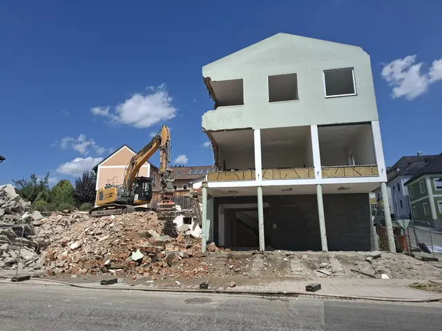 Nach knapp 60 Jahren hat das Gemeindehaus in Pabneukirchen mit Gemeindeamt, Polizeistation, Wohnungen, Heimatstube, Büro für Wassergenossenschaft und mit einem Frisiersalon (ehemals Postamt) ausgedient.   | Foto: Zinterhof