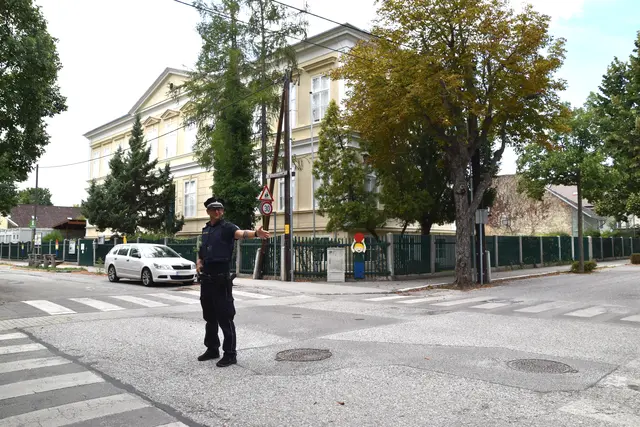 Bezirksinspektor Stefan Skrianz sichert den Schulweg vor der Volksschule Uetzgasse. | Foto: Mirjam Preineder
