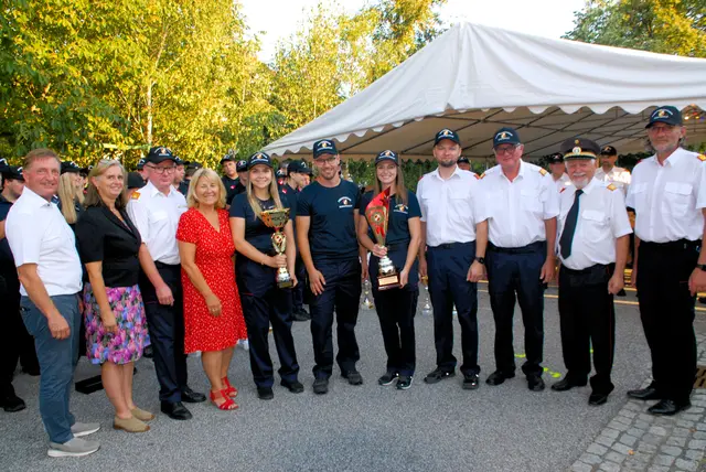 Die  Funker der  Feuerwehr  Großhartmannsdorf  gewann die Gruppenwertung . Als Gratulanten stellten sich die Ehrengäste , wie  Landtagsabgeordnete  Theresia  Heil  und Bereichsfeuerwehrkommandant   Landesfeuerwehrrat  Gerald  Derkitsch .