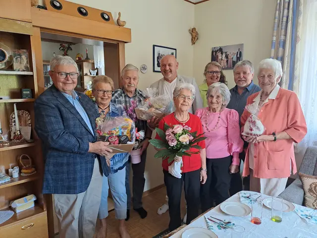 Vorne: Maria Schwarz, Anna Steurer, Leopoldine Goigitzer; hinten: Erich Müllner, Elisabeth Jank, Gerhard Kirchmaier, Vizebürgermeister. Michael Christoph, Monika Schwarz, Werner Schwarz. | Foto: Stadtgemeinde Heidenreichstein