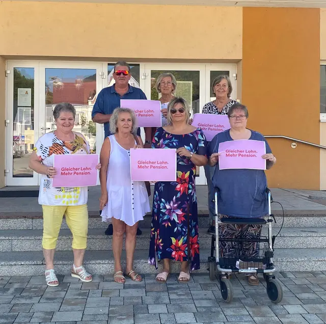 Vorne: Thon Karin, Schröckenfuchs Maria, Bezirksfrauenvorsitzende GR Mst. Bianca Bauer, Weinmesser Ruth Hinten: Bezirksobmann der Pensionisten GR Erich Deingruber, Ingrid Gravogl, Gertrude Nentwich,

 | Foto: Bianca Bauer