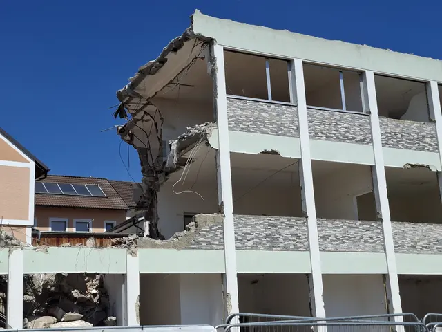 Nach knapp 60 Jahren hat das Gemeindehaus in Pabneukirchen mit Gemeindeamt, Polizeistation, Wohnungen, Heimatstube, Büro für Wassergenossenschaft und mit einem Frisiersalon (ehemals Postamt) ausgedient.   | Foto: Zinterhof