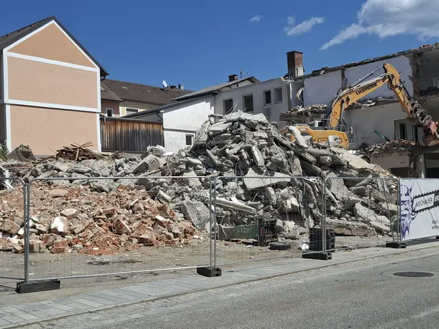 Nach knapp 60 Jahren hat das Gemeindehaus in Pabneukirchen mit Gemeindeamt, Polizeistation, Wohnungen, Heimatstube, Büro für Wassergenossenschaft und mit einem Frisiersalon (ehemals Postamt) ausgedient.   | Foto: Zinterhof