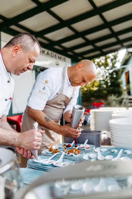 Gastgeber und Haubenkoch Herbert Hettegger vom Restaurant Hettegger und René Zimmermann von „Waldjungfrau“ präsentierten den Gästen ein mehrgängiges Menü, das ganz im Zeichen regionaler und saisonaler Zutaten stand. | Foto: Waldviertel Tourismus, Matthias Streibel