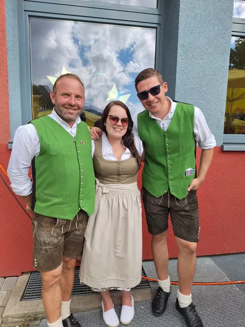 Obmann Peter Moser mit den Mitgliedern Sabrina und Jonas. | Foto: Trachtenverein Krakauer Freunde