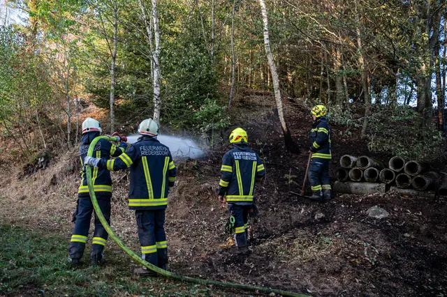 Die Feuerwehrleute im Lösch-Einsatz | Foto: FOTOKERSCHI / SIMON BRANDSTÄTTER