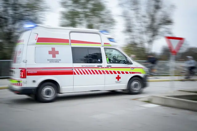 Die Pkw-Lenkerin wurde ins Krankenhaus gebracht. (Symbolfoto) | Foto: Bernhard Knaus