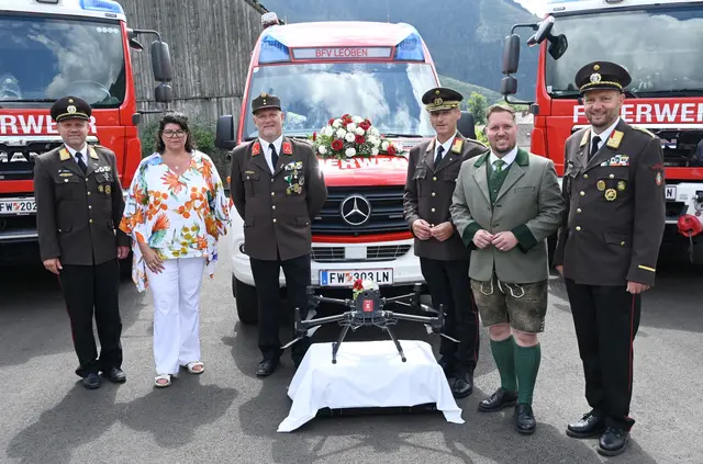 Von links: BR Andreas Köck, die dritte Landtagspräsidentin Helga Ahrer, HBI Christian Lanner, LBDS Christian Leitgeb, Klubobmann Marco Triller und OBR Alexander Siegmund vor dem neuen Einsatzleitfahrzeug des BFV Leoben samt Drohne. | Foto: BFV Leoben
