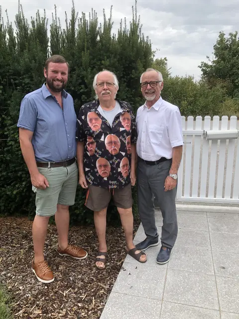 Vizebürgermeister Josef Breuer, Karl Kodim und Bürgermeister Roman Sigmund feierten.  | Foto: Gemeinde