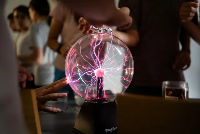 Bei den Science Holidays beschäftigen sich Kinder mit Themen wie Chemie &amp; Materialwissenschaften, Robotik &amp; Bionik oder Energie &amp; Elektrotechnik. | Foto: IMC Krems