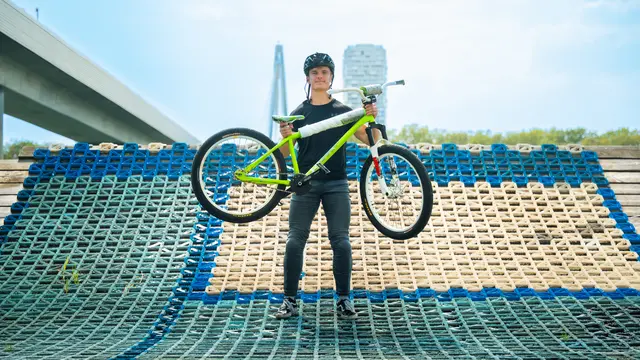 Ilija Adolf studiert im "normalen Leben" Unternehmensführung – jede freie Minute verbringt er aber auf seinem Dirtbike, einer Art BMX-Rad. | Foto: Typical Bikers