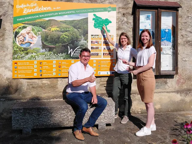Neue Geschäftsführerin Verena Manhart, Obmann Franz Linsbauer und Projektmanagerin Daniela Zach. | Foto: LEADER
