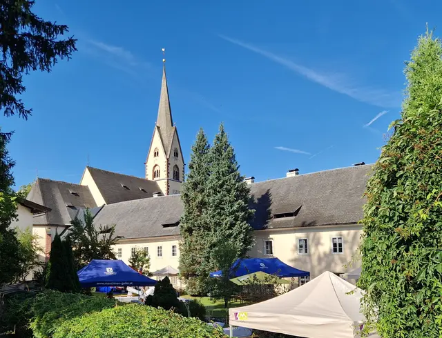 Der historische Klostergarten in Kötschach bietet den stimmungsvollen Rahmen für das Pfarr- und Familienfest zu Maria Himmelfahrt. | Foto: Peter Krall