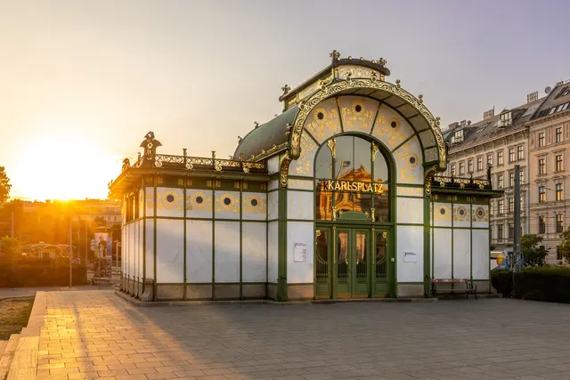 Die Verzierungen strahlen im Sonnenlicht, jedes Eckerl ist herausgeputzt: Die Otto-Wagner-Pavillons sind fertig restauriert.  | Foto: Max Döringer