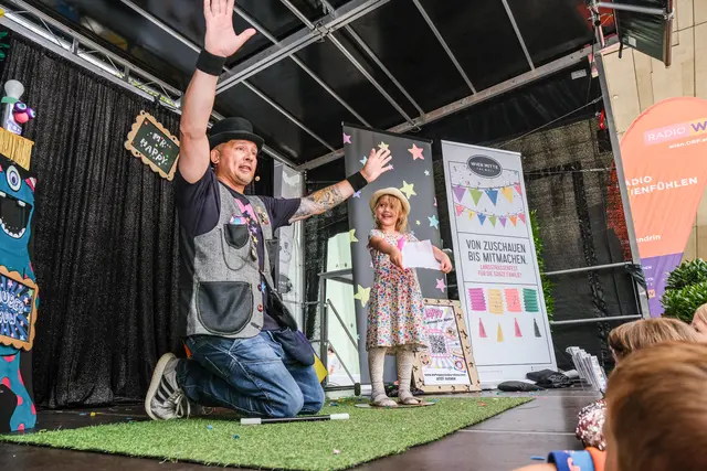 Die "Mr. Happy Zaubershow" ist wieder ein Fixpunkt am Landstraßenfest.  | Foto: Sunla Mahn