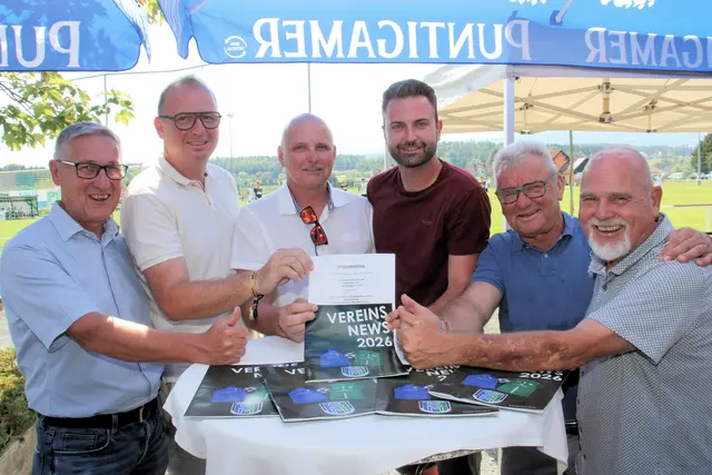 Der neue Hauptsponsor Team Strommer unterzeichnete beim Tag des Sports den Vertrag. | Foto: Cescutti