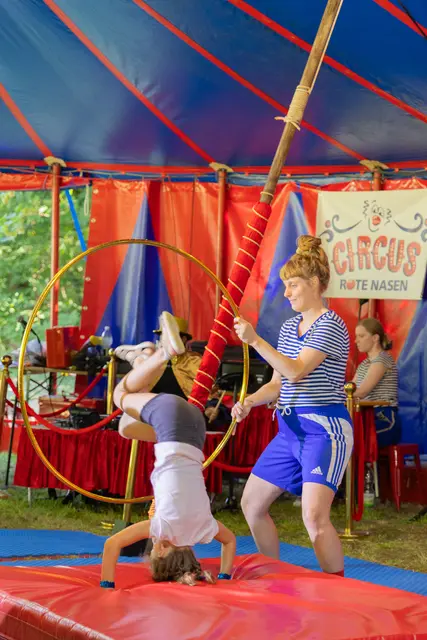 Vertrauen, Mut und Bewegung: Akrobatik gehört zu den vielfältigen Angeboten des Rote Nasen Sommercircus. | Foto: K.Rupp/Rote Nasen