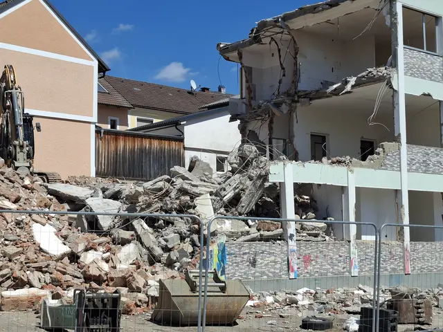 Nach knapp 60 Jahren hat das Gemeindehaus in Pabneukirchen mit Gemeindeamt, Polizeistation, Wohnungen, Heimatstube, Büro für Wassergenossenschaft und mit einem Frisiersalon (ehemals Postamt) ausgedient.   | Foto: Zinterhof