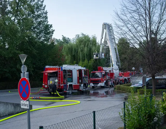 Ein leerstehendes Haus brannte. | Foto: Santrucek