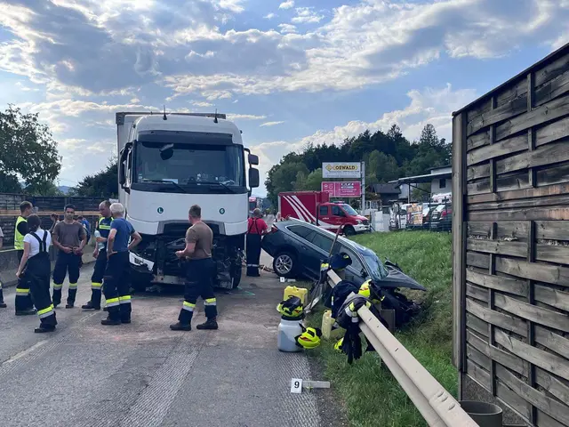 Ein Sattelzug und ein Pkw krachten kurz vor dem Kreisverkehr Söding auf der B70 zusammen. | Foto: FF Köppling