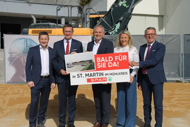 Bürgermeister Manfred Lanzersdorfer, Wirtschaftslandesrat Markus Achleitner, Spar-Kaufmann Max Jauker mit seiner Frau und Jakob Leitner, Leiter und Geschäftsführer der Spar-Zentrale Marchtrenk (v. l.). | Foto: MeinBezirk/Schütz