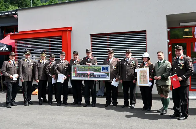 Zahlreiche verdiente Vordernberger Feuerwehrkameradinnen und Feuerwehrkameraden
wurden im Zuge des Festaktes ausgezeichnet. | Foto: BFV Leoben